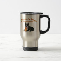Parte de Boston Terrier presentes de uma cerveja Caneca