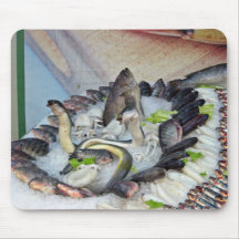 Peixes indicados no gelo na mercearia mousepad