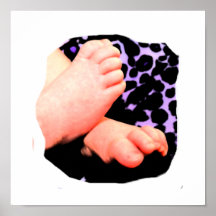 Pés pequenos do bebê, fundo roxo do leopardo impressão