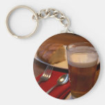 Pinta da cerveja com algum pão chaveiros