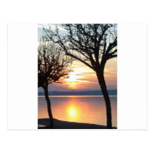 Pôr do sol ao lago cartão postal