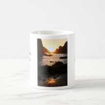 Por do sol através das pilhas do mar caneca