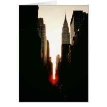 Por do sol de Manhattanhenge e a construção de Chr Cartoes
