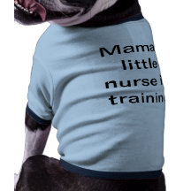 Pouca enfermeira do Mama em t-shirt do treinamento Camisas Para Cães