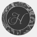 Prata do monograma H e selo preto do casamento tem Adesivos Em Formato Redondos