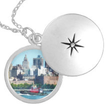 Rebocador contra a skyline de Manhattan Colar