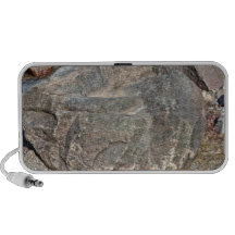 Rocha isolada na montanha caixinha de som de viagem