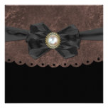 Scallop de cobre com convites do casamento do arco