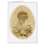 Senhora do Victorian com o cartão de nota das flor