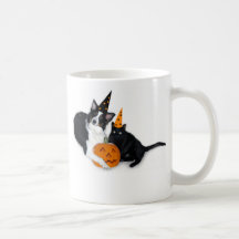 Senhora e caneca assustador do Dia das Bruxas