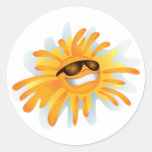 Sun feliz que veste máscaras adesivos em formato redondos