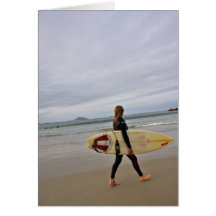 Surfista fêmea na praia cartão