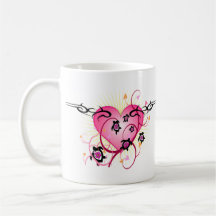 Tatuagem cor-de-rosa do coração canecas
