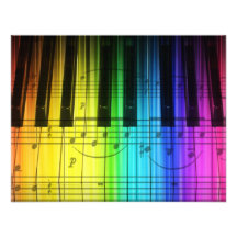 Teclado de piano e convite das notas da música