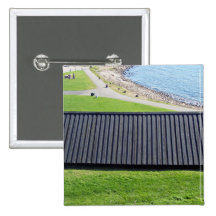 Telhado preto em uma paisagem gramínea pins