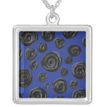 Teste padrão do rosa do preto, no azul profundo colar personalizado