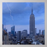 Torre NYC do Banco Americano batida pelo relâmpago Pôsteres