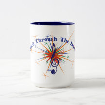 Trabalho através da caneca dos azuis