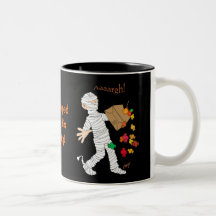 Traje da mamã do Dia das Bruxas com saco dos doces Caneca