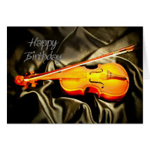 Um cartão de aniversário musical com um violino