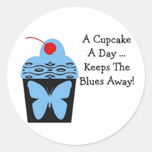 Um cupcake uma borboleta & uma cereja azuis do dia adesivo redondo