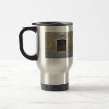 Uma porta e uma janela do vintage na parede de ped caneca