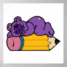 urso bonito que dorme no lápis pôsteres