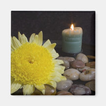 Vela da harmonia e flor amarela imãs de geladeira