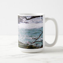 Verso da caneca w/Scripture do oceano e do pinho