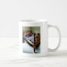 Vestido por muito tempo Sleeved na cama Caneca