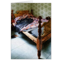 Vestido por muito tempo Sleeved na cama Cartao