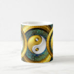 Yin-Yang e anéis dourados no equilíbrio /Mug 11oz Canecas