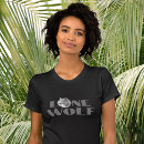 Pesquisar por lobo solitário camisetas Para ela