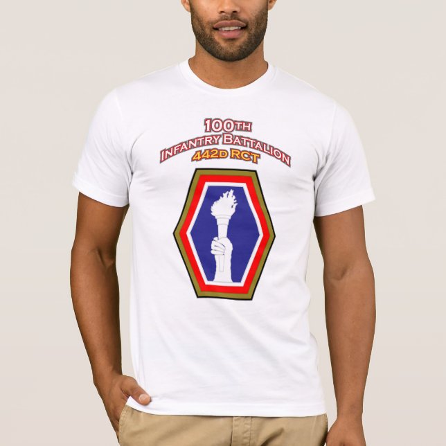 100th T-shirt do remendo de ombro do batalhão da (Frente)