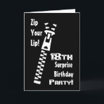 18o Convite de aniversário da SURPRESA - Zipper<br><div class="desc">Este é um cartão de aniversário da surpresa do divertimento, com seu zipper e "feche seu bordo" que adverte! Os selos de harmonização estão igualmente disponíveis. Todo o texto é customizável - adicione o nome do convidado do aniversário, o ano do aniversário, e os detalhes do partido! Para ver mais...</div>