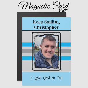 1 foto mantém um cartão magnético azul sorridente