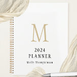 2024 Monograma Simples Nome Inicial Planejador Bra<br><div class="desc">2024 Monograma simples Nome inicial Branco. Mantenha-se no caminho pelo ano que vem com este design minnimalista,  com o seu primeiro em ouro,  sobre fundo branco. Personalize com o ano e seu nome. Um ouro coordenador está atrás.</div>