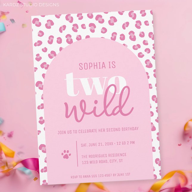 2 Garota Selvagem Segundo Convite De Aniversário (Two Wild, girl´s second birthday pink invitation with a leopard pattern on the background.)