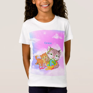 2 gatos sendo brincalhões com uma bola de T-Shirt
