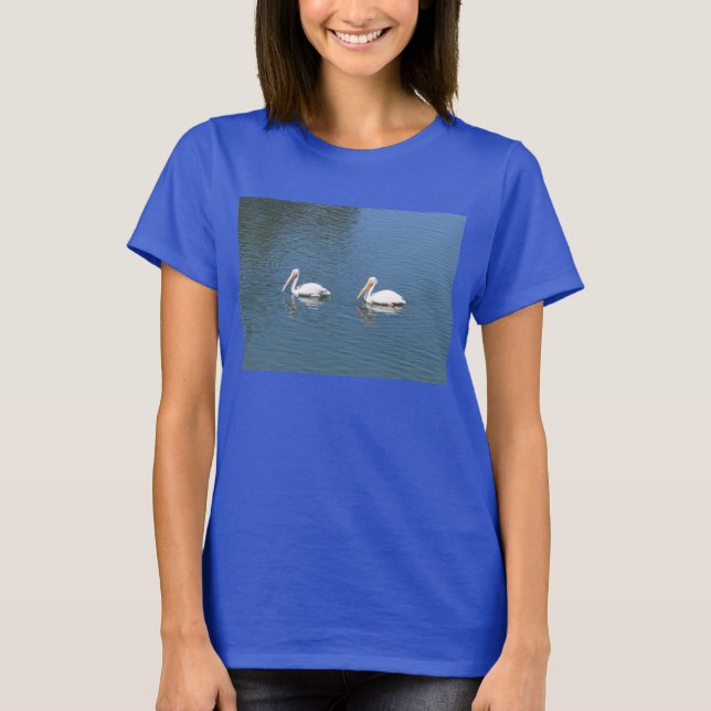 2 pelicanos brancos em t-shirt azul (Frente)