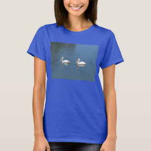 2 pelicanos brancos no t-shirt azul
