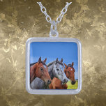 3 Cabeça de Cavalo Colar de Prata Esterilizada<br><div class="desc">Celebre força,  graça e liberdade com este incrível colar prateado com três cabeças de cavalo detalhadas. Uma peça perfeita para amantes de cavalos e entusiastas equestres. Elegante mas ousado,  este colar adiciona um toque de encanto rústico e significado pessoal a qualquer roupa. Excelente como presente ou guarnição pessoal.</div>
