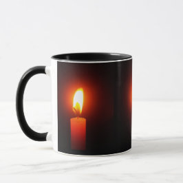 3 VELAS VERMELHAS ACESAS NA CANECA DE CAFÉ
