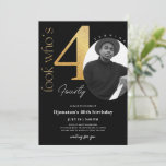 40º Convite Dourado de Aniversário Preto com Foto<br><div class="desc">Projetado para nossa coleção de convites de aniversário com fotos,  este Cartão de Convite personalizável apresenta uma seção de fotos editável,  números de ouro e fontes decorativas de escrita manual. Itens correspondentes disponíveis.</div>