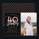 40 e fabuloso convite para fotografias de festa de<br><div class="desc">Celebre seu estilo de aniversário de 40 anos com esses 40 e fabulosos convites de fotos de festas surpresa de aniversário,  preto e rosa. Um design moderno com texto de script e gráficos ousados. Altere a cor para personalizar. Parte de uma coleção.</div>
