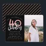40 e fabuloso convite para fotografias de festa de<br><div class="desc">Celebre seu estilo de aniversário de 40 anos com esses 40 e fabulosos convites de fotos de festas surpresa de aniversário,  preto e rosa. Um design moderno com texto de script e gráficos ousados. Altere a cor para personalizar. Parte de uma coleção.</div>