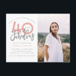 40 e fabuloso convite para fotografias de festa de<br><div class="desc">Celebre seu estilo de aniversário de 40 anos com estes 40 cinzentos e rosa e fabulosos convites para fotos de festas surpresa de aniversário. Um design moderno com texto de script e gráficos ousados. Altere a cor para personalizar. Parte de uma coleção.</div>