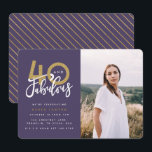 40 e fabuloso convite para fotografias de festa de<br><div class="desc">Celebre seu estilo de aniversário de 40 anos com esses convites de fotos de festas surpreendentes,  roxos e dourados. Um design moderno com texto de script e gráficos ousados. Altere a cor para personalizar. Parte de uma coleção.</div>