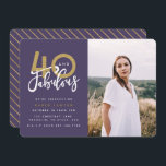 40 e fabuloso convite para fotografias de festa de<br><div class="desc">Celebre seu estilo de aniversário de 40 anos com esses convites de fotos de festas surpreendentes,  roxos e dourados. Um design moderno com texto de script e gráficos ousados. Altere a cor para personalizar. Parte de uma coleção.</div>
