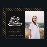 40 e fabuloso convite para fotografias de festa de<br><div class="desc">Celebre seu estilo de aniversário de 40 anos com esses 40,  40,  e fabulosos convites para fotos de festa de aniversário. Um texto de script retrô e gráficos em negrito. Parte de uma coleção.</div>